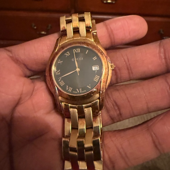 Gucci Gold and Black Dress Watch with Elegant Bracelet - Picture 1 of 5